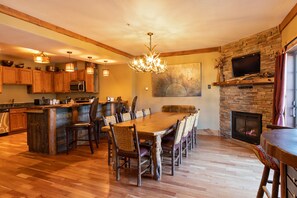 Dining - Ski on/Ski off, Convenient, Spacious & Extra Clean, Perfect for Large Families (Hunter)