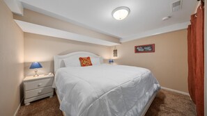 4 soverom, skrivebord, strykejern/-brett og reiseseng for barn