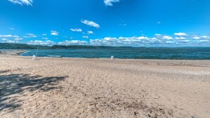 A beach with a clear sky and calm sea. - Luxury 4BR Near Lake Pepin with Game Room - Breeze (Pepin)
