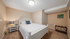 4 chambres, bureau, fer et planche à repasser, lit de bébé portatif