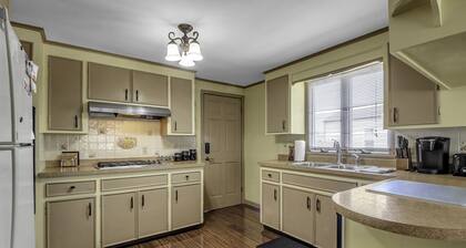 Quiet suburban home 10 minutes from airport/25 min from Niagara Falls