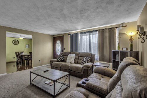 Quiet suburban home 10 minutes from airport/25 min from Niagara Falls