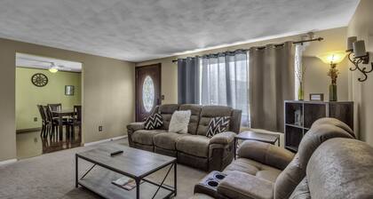 Quiet suburban home 10 minutes from airport/25 min from Niagara Falls