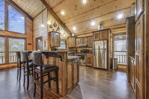 Fridge, microwave, oven, stovetop - Classic log cabin, hot tub, sleeps 6 (Broken Bow)
