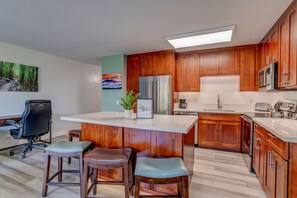 Fridge, microwave, oven, stovetop - Feel at Home, Garden views with Hawaiian charm (Kihei)
