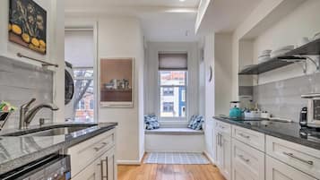 Een koelkast, een magnetron, een oven, een kookplaat