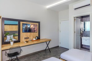 Deluxe Triple Room | Living area | 82-cm Smart TV with satellite channels, TV - Dedem Hotel Express-Istanbul Airport (Arnavutköy)
