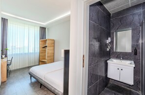 Deluxe Double Room | Bathroom | Shower, rainfall showerhead, designer toiletries, hair dryer - Dedem Hotel Express-Istanbul Airport (Arnavutköy)