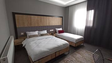 Chambre Triple Familiale | Literie de qualité supérieure, minibar, coffres-forts dans les chambres