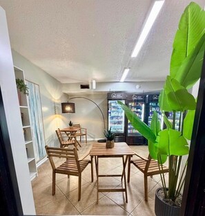 Dining - Shore To Please!  Beachfront Condo-Great View With Awesome Pool Deck & Tiki Bar (Panama City Beach)