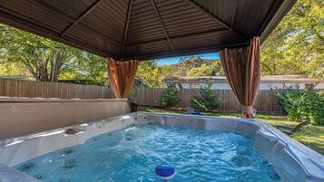 Tina de hidromasaje al aire libre