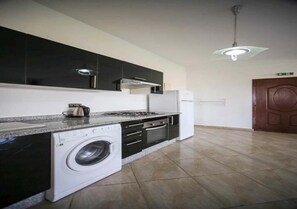 Kjøleskap, ovn, kokeplater og kaffetrakter/tekoker