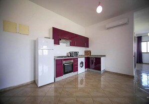 Refrigerador, horno, parrilla de estufa y cafetera y tetera 