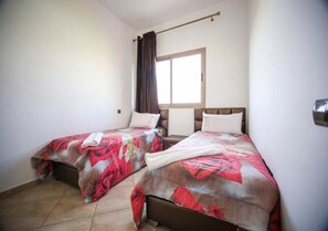3 habitaciones, tabla de planchar con plancha y internet 