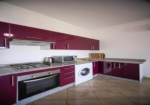 Refrigerador, horno, parrilla de estufa y cafetera y tetera 