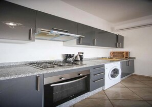 Fridge, oven, stovetop, coffee/tea maker