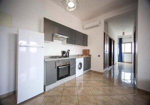 Fridge, oven, stovetop, coffee/tea maker