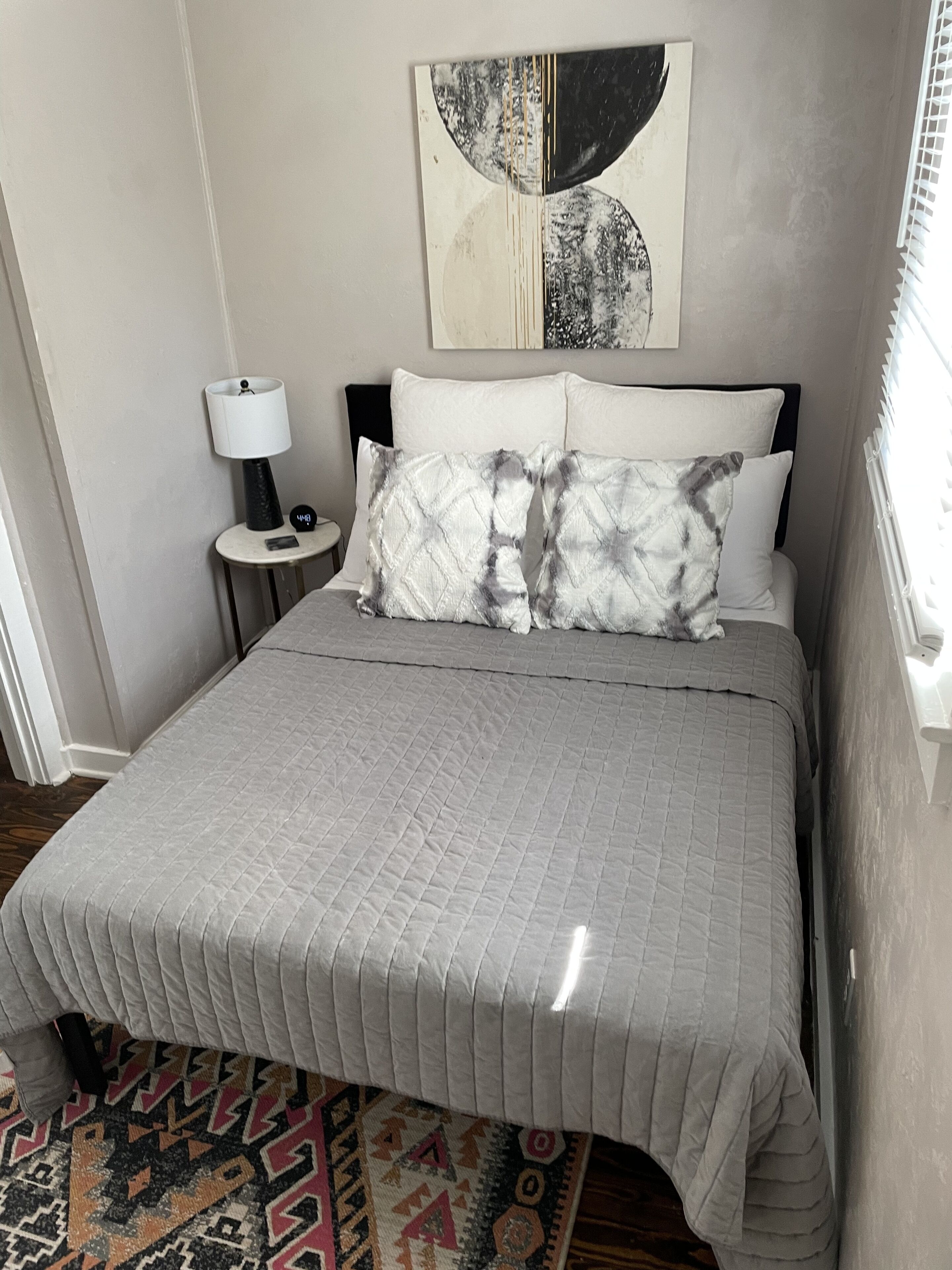 4 間睡房、房內夾萬、熨斗/熨衫板、可攜式嬰兒床