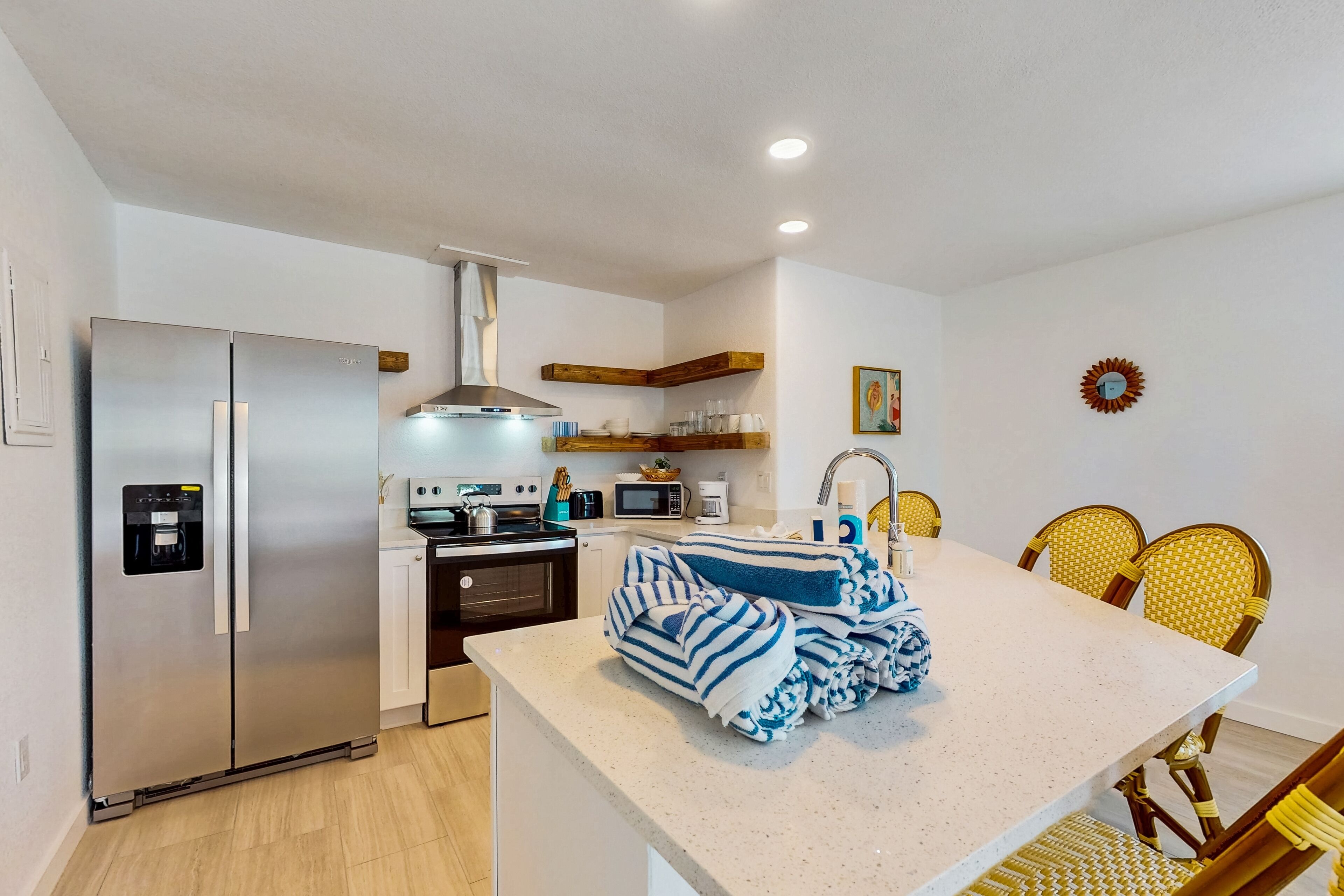 Refrigerador, microondas, horno y parrilla de estufa 