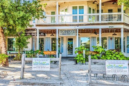 Freshly Remodeled Island Suite w/ Pool & Pet Friendly