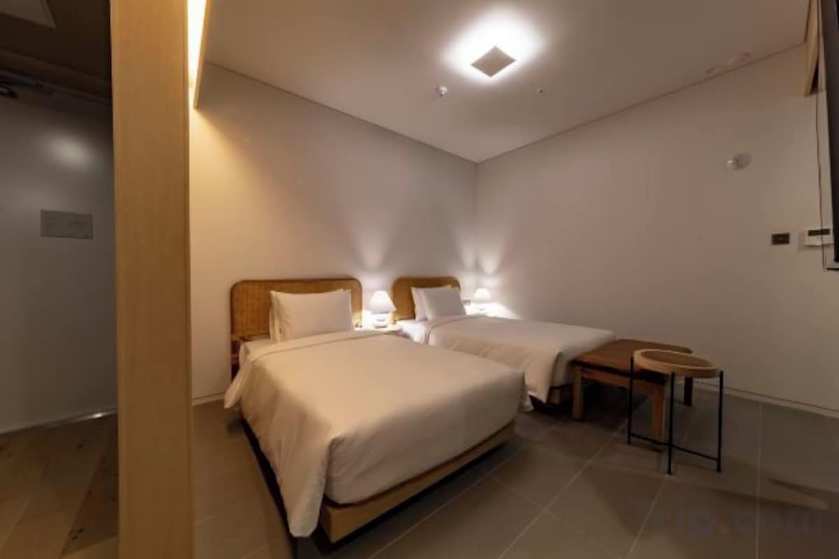 Escrivaninha, quartos à prova de som, Wi-Fi de cortesia, roupa de cama