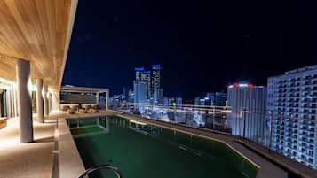 Una piscina al aire libre de temporada