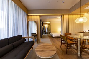 Premium Suite | Desk, soundproofing, free WiFi, bed sheets