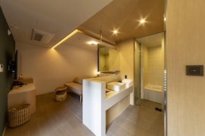 Escritorio, sistema de insonorización, wifi gratis y ropa de cama