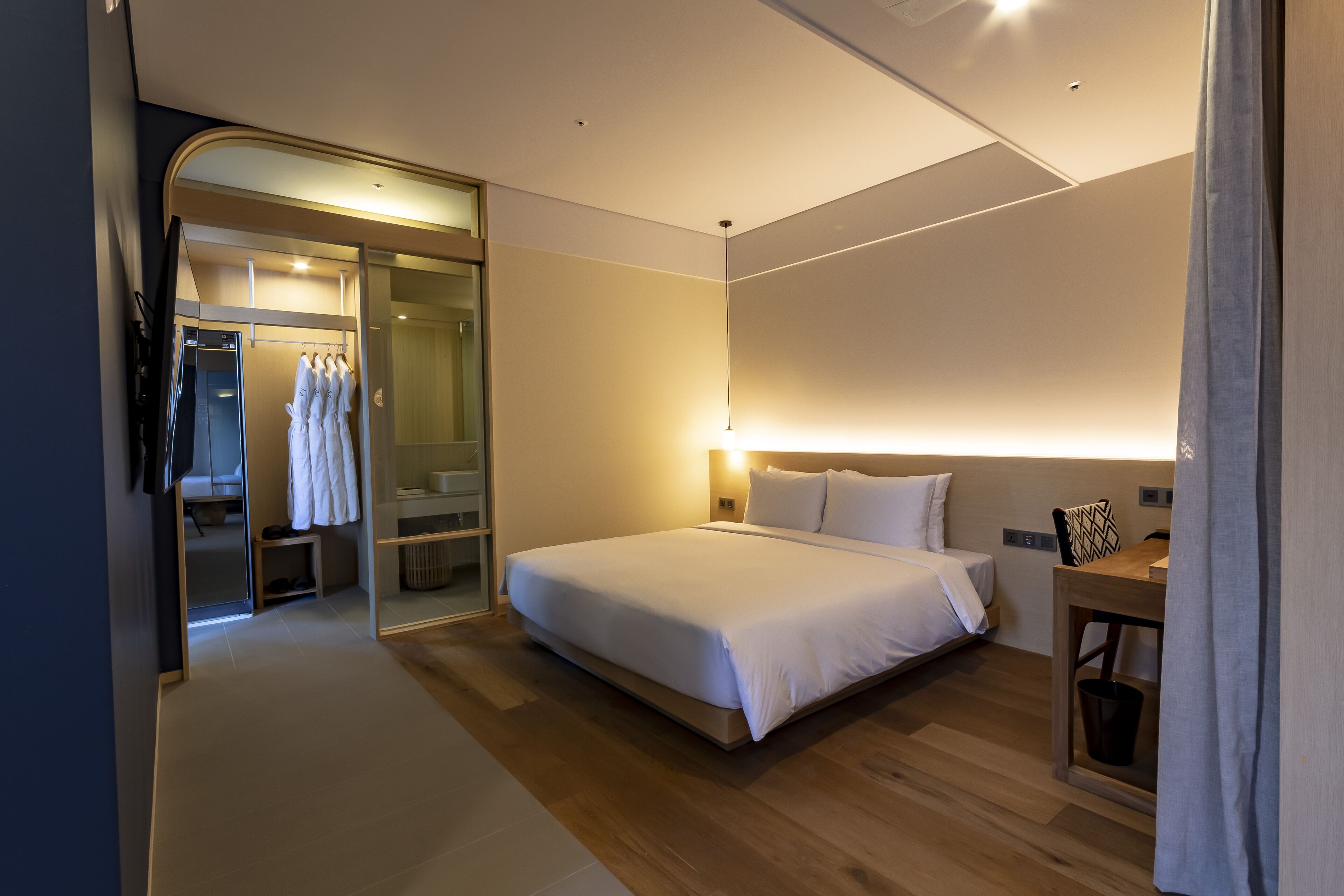 premium suite | 1 bedroom, desk, soundproofing, free wifi