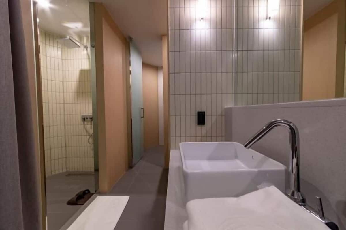 Bathroom | Free toiletries, hair dryer, bathrobes, slippers