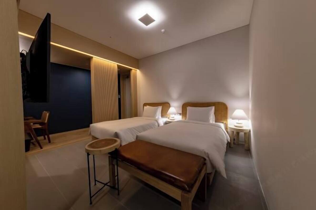 Desk, soundproofing, free WiFi, bed sheets