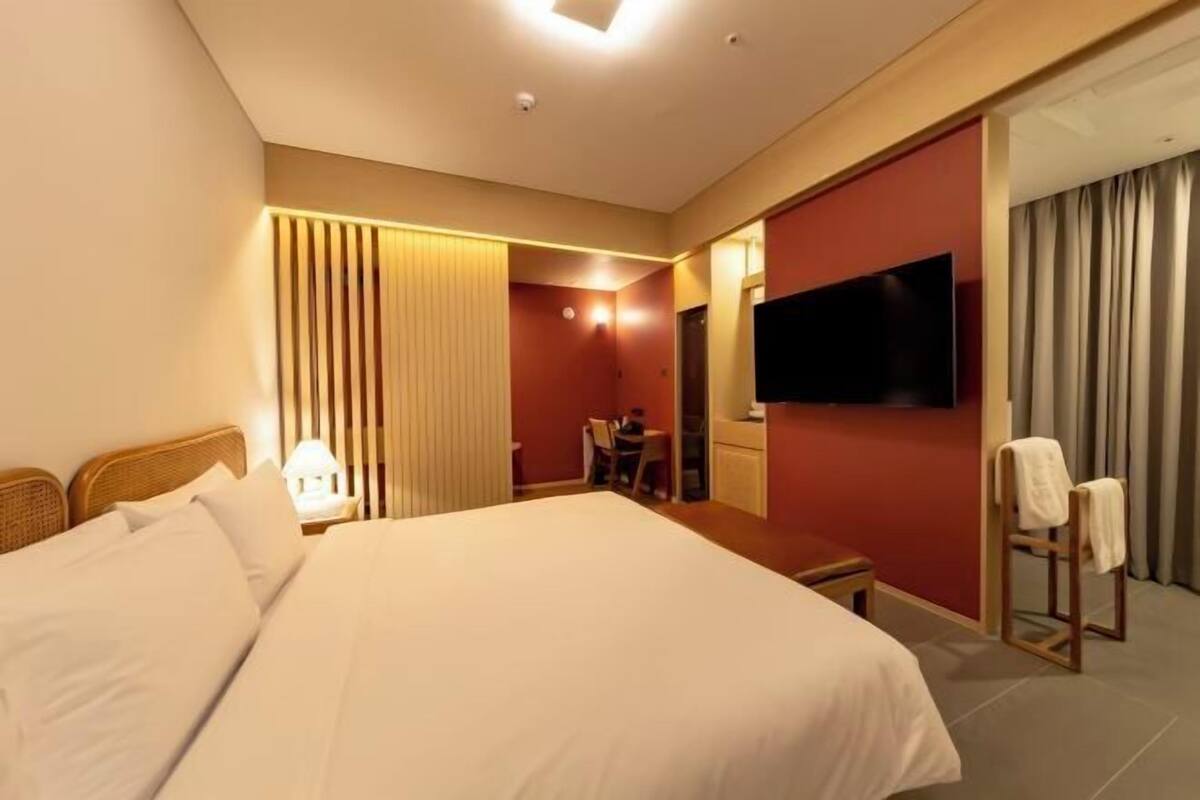 Desk, soundproofing, free WiFi, bed sheets