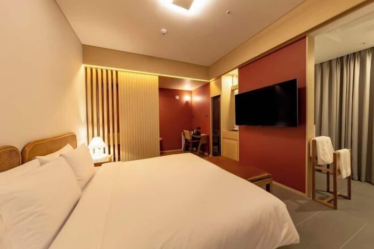 1 bedroom, desk, soundproofing, free WiFi