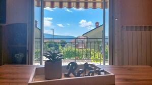 A room with a view of a balcony, a potted plant, and a tray with the word "Retro" on it. - Cosy apartment for 5 guests with WIFI, A/C, TV and terrace (Novi Vinodolski)