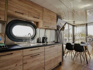 Microwave, high chair, dining tables - Stunning private villa for 4 people with WIFI, TV, terrace and pets allowed (Uitgeest)