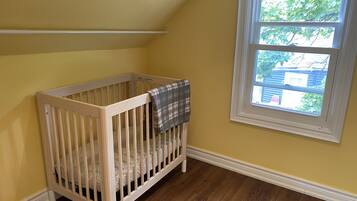 3 Schlafzimmer, Schreibtisch, Bügeleisen/Bügelbrett, Reisekinderbett