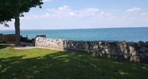 Property grounds - Love on the Lake – Romantic Lakefront Updated Cottage with Private Beach (Hamilton)