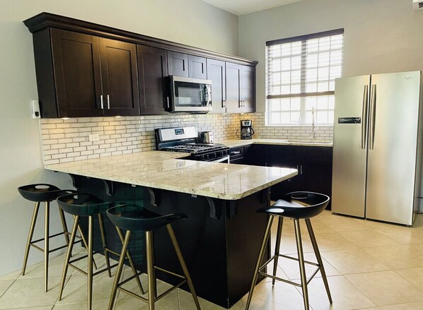 Refrigerador, microondas, horno y parrilla de estufa