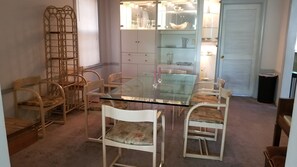 Dining - Large 12 room house steps to Park, Shopping and Restaurants, 10 minutes to beach (Chicago)