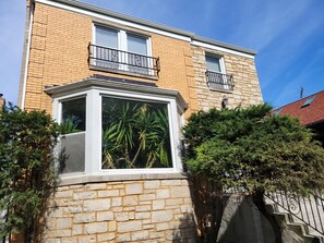 Exterior - Large 12 room house steps to Park, Shopping and Restaurants, 10 minutes to beach (Chicago)