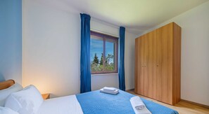 2 bedrooms, iron/ironing board, free WiFi