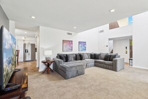 Téléviseur, foyer, lecteur de DVD, chaîne audio