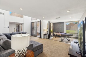 TV, fireplace, DVD player, stereo - McCormick Ranch Maravilloso - Spacious 3 Bedroom Fully Furnished Condo (Scottsdale,)