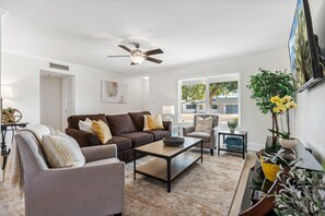 TV, DVD player - Enjoy Old Town Scottsdale Night Life- Pool home (Scottsdale)