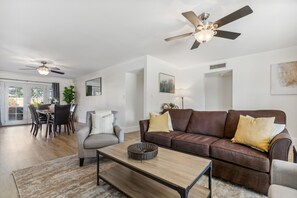 TV, DVD player - Enjoy Old Town Scottsdale Night Life- Pool home (Scottsdale)