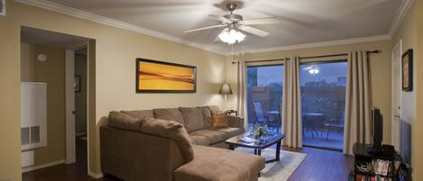 Télévision à écran plat, lecteur de DVD