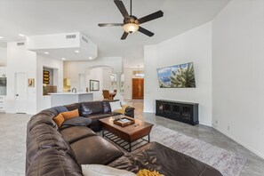 Een televisie en een open haard