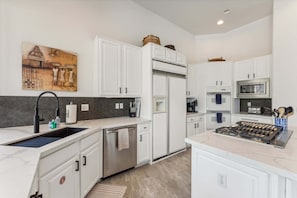 Coffee/tea maker, fridge, microwave, oven - Resort Style Pool Home- Troon - Updated (Scottsdale)