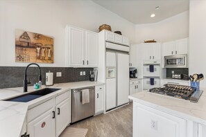 ثلاجة، ميكروويف، فرن، موقد طهي مسطح