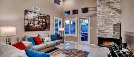 Smart TV, chimenea, estéreo